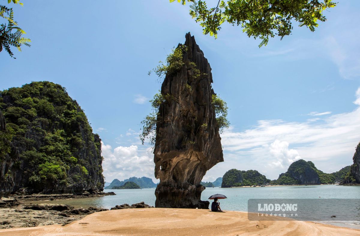 A worn-out rock mountain in the middle of Ha Long Bay. Photo: Do ​​Giang