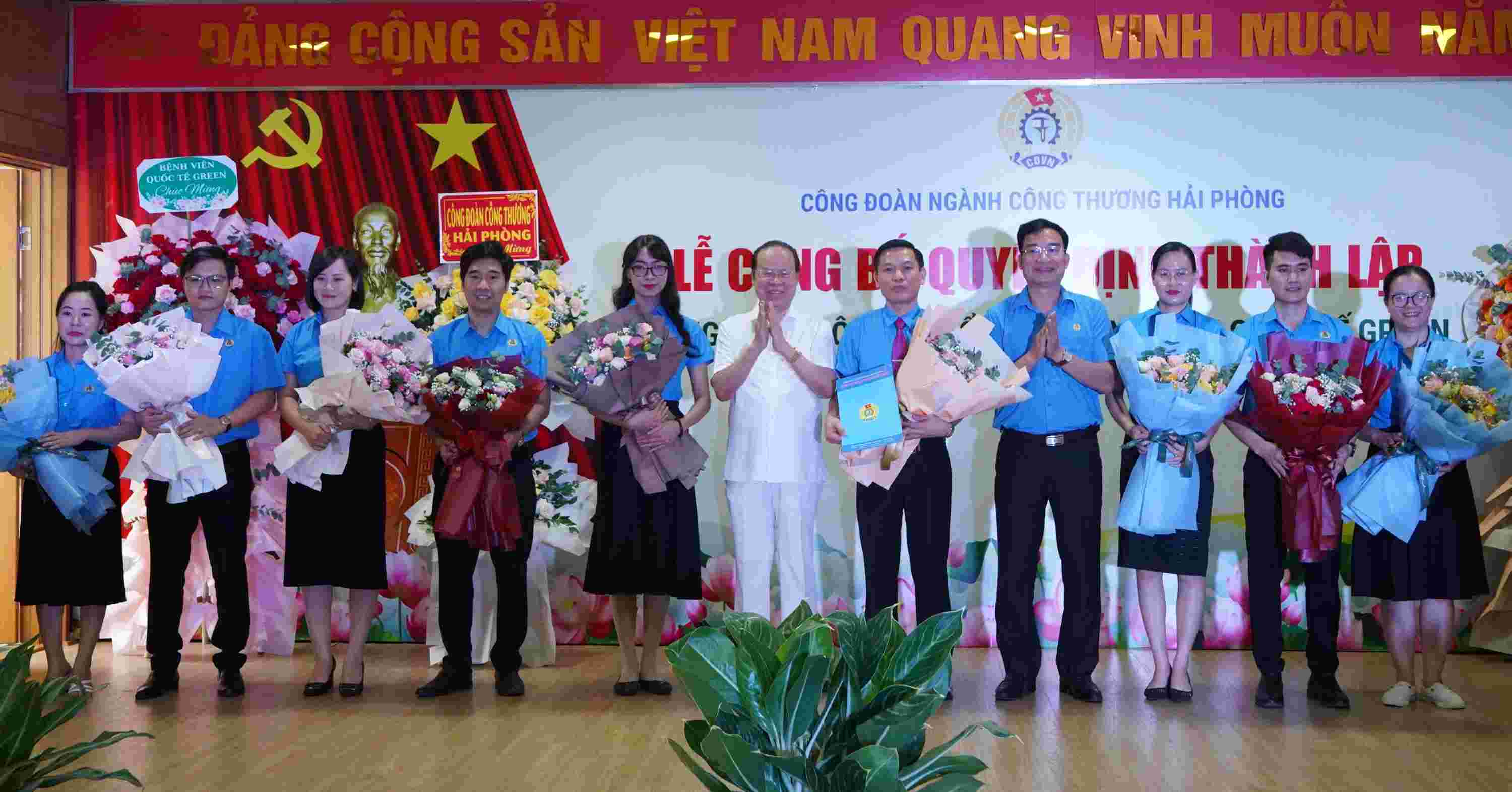 Ban Chấp hành công đoàn Bệnh viện Quốc tế Green Hải Phòng ra mắt. Ảnh: Mai Dung