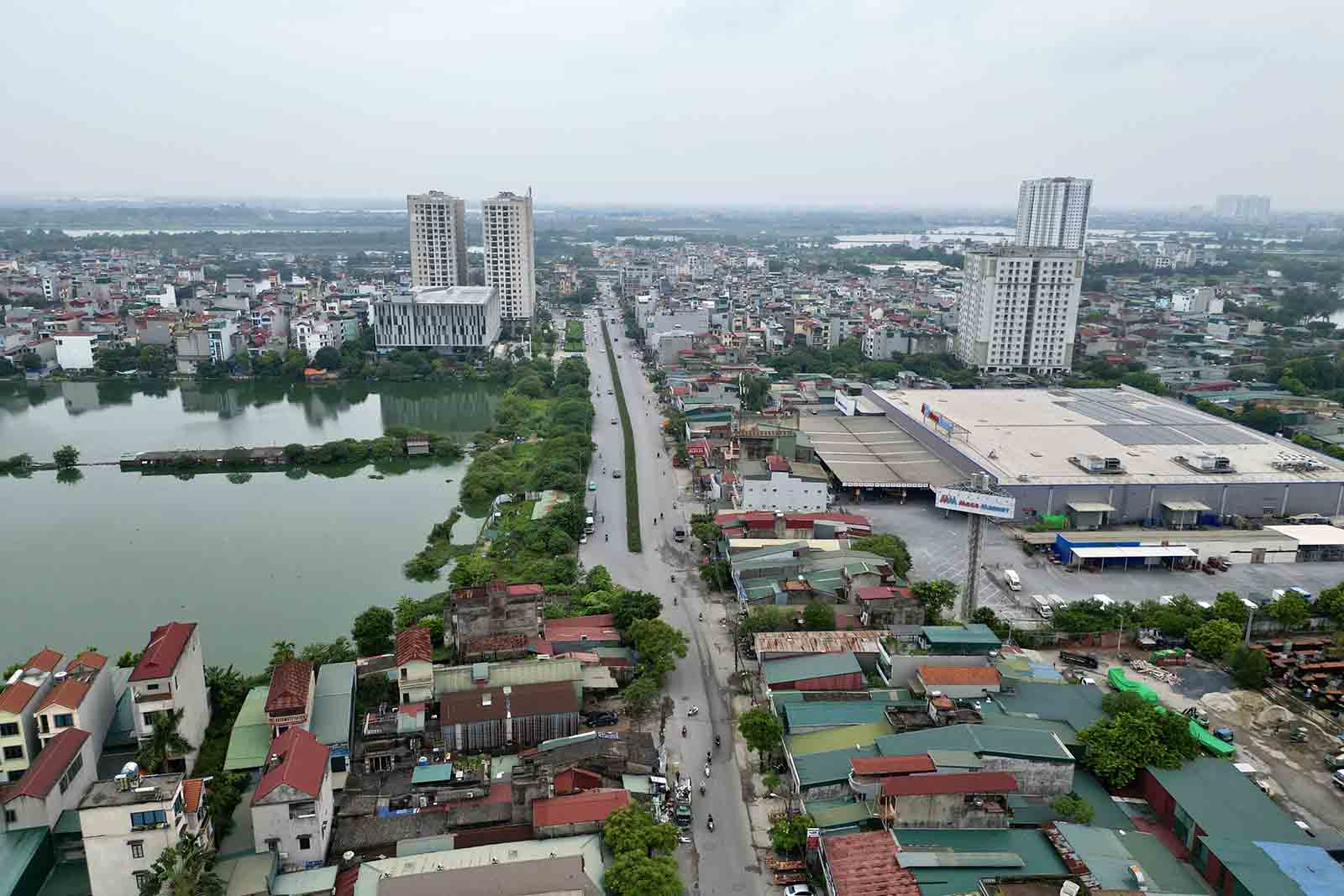 Đoạn đường đã được mở rộng vô tình tạo thành 2 nút “thắt cổ chai” khiến cho các phương tiện lưu thông khó khăn, đặc biệt vào giờ cao điểm.