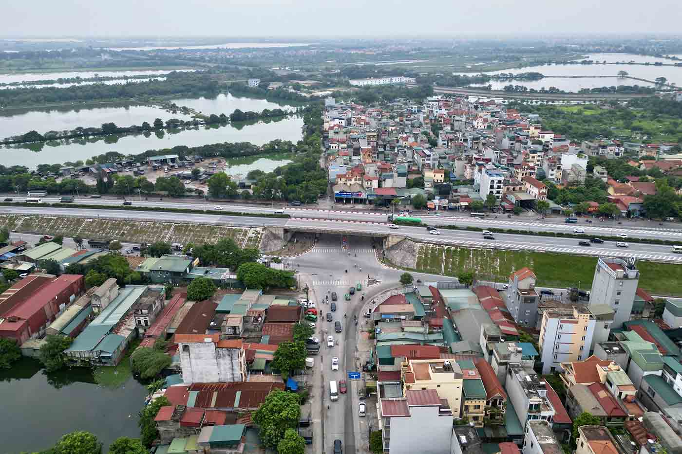 Tuyến đường Tam Trinh sau khi được mở rộng lên 40m kỳ vọng giảm áp lực giao thông của các tuyến đường chính cửa ngõ phía Nam Thủ đô, góp phần thúc đẩy phát triển kinh tế - xã hội địa phương. Trong ảnh là điểm cuối dự án, tại nút giao đường Vành đai 3. 