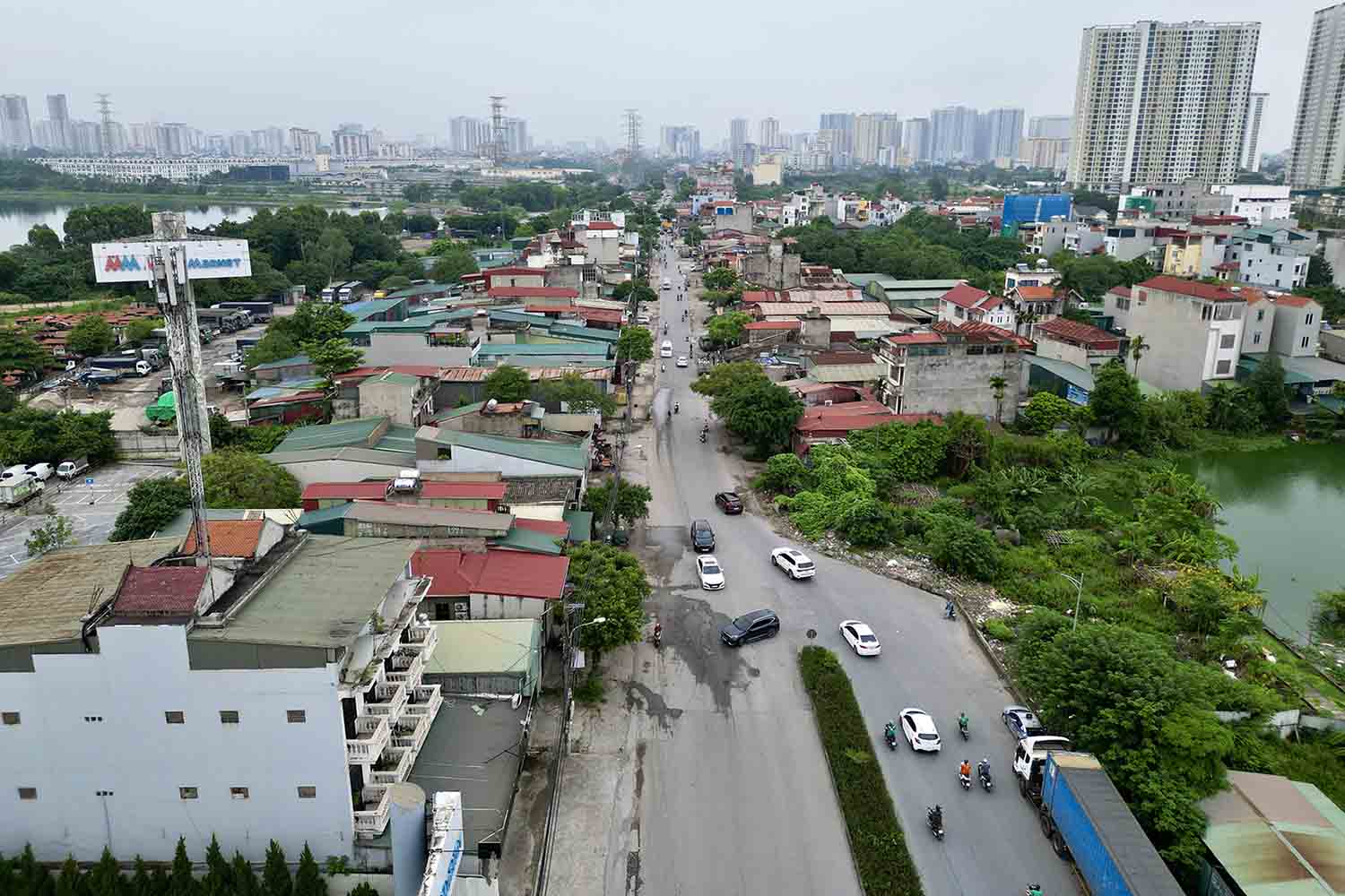 Đoạn đường đã được mở rộng vô tình tạo thành 2 nút “thắt cổ chai” khiến cho các phương tiện lưu thông khó khăn, đặc biệt vào giờ cao điểm.