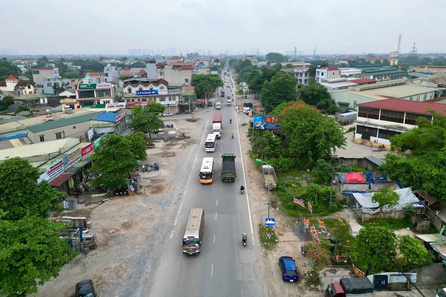 Highway 6 currently passes through Ha Dong and Chuong My districts with a narrow cross-section and is often congested. Photo: Huu Chanh