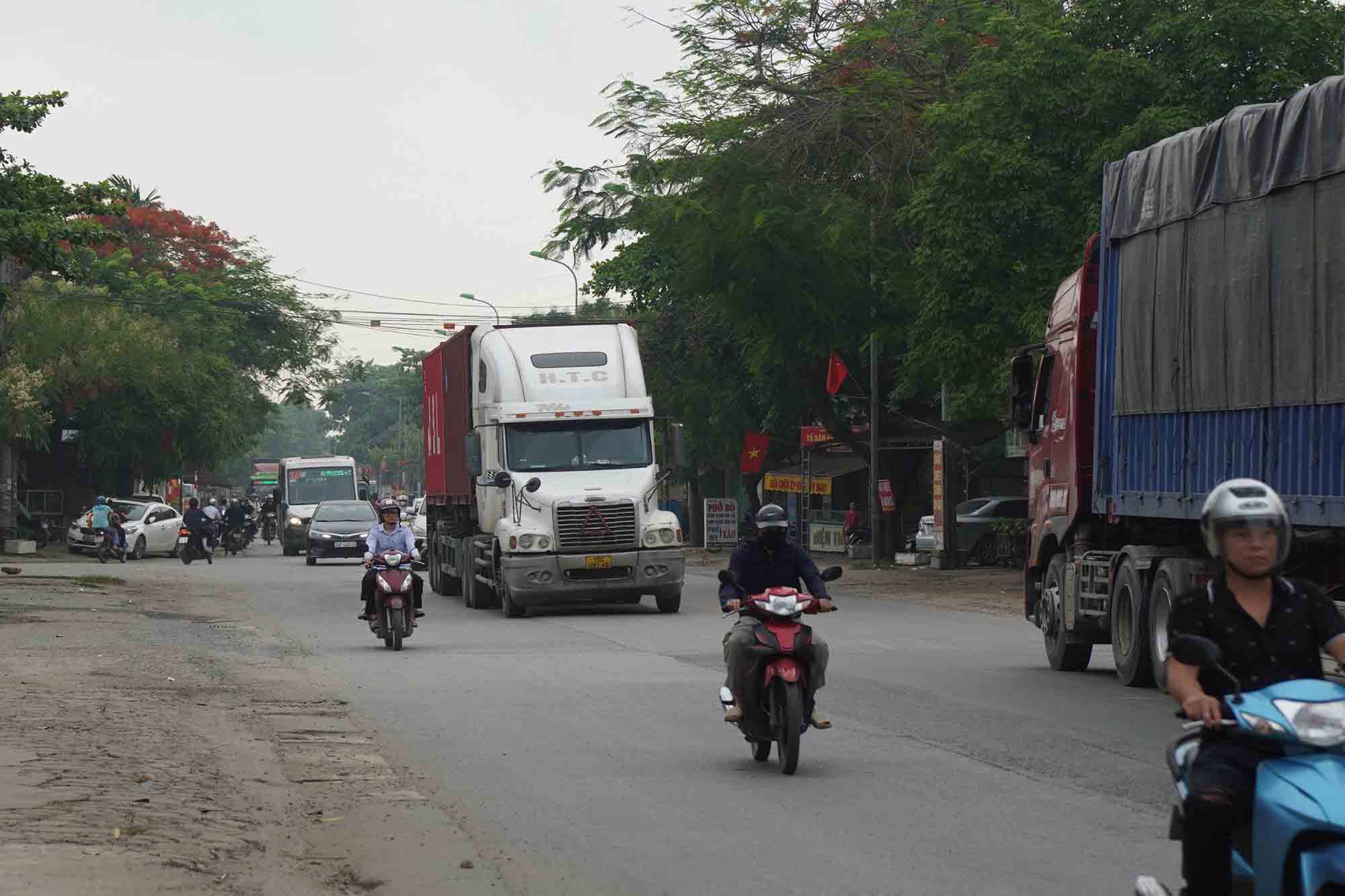 Highway 6 currently passes through Ha Dong and Chuong My districts with a narrow cross-section and is often congested. Photo: Huu Chanh