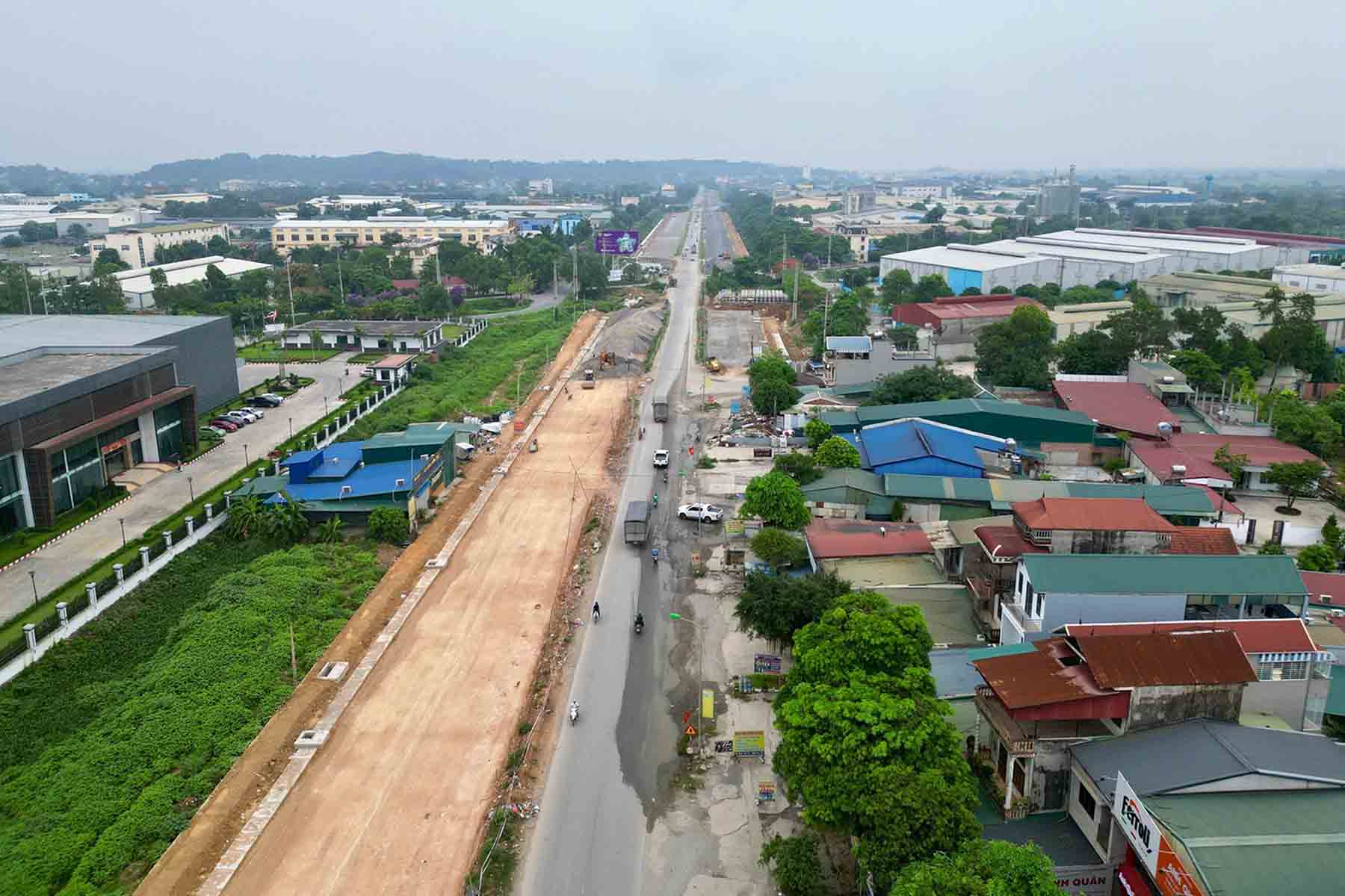 The parking lot makes it impossible for the project to be constructed synchronously across the entire route. Photo: Huu Chanh