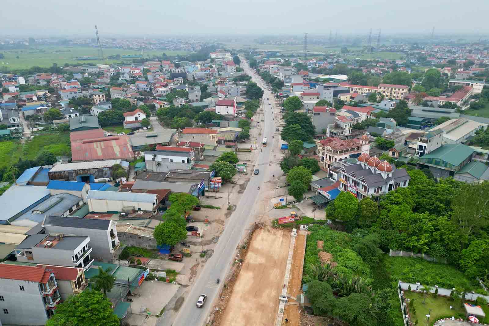 Ha Dong district and Chuong My district are focusing on removing problems with site clearance for the construction of expanding National Highway 6. Photo: Huu Chanh