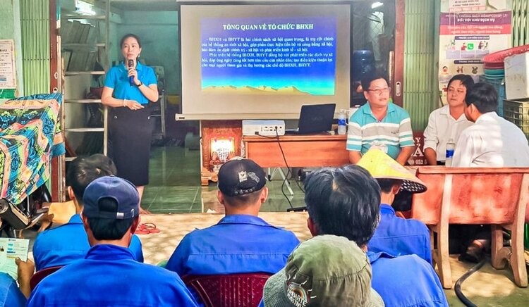 Cán bộ công đoàn thành phố Cà Mau tuyên truyền chính sách pháp luật đến người lao động. Ảnh: Nhật Hồ