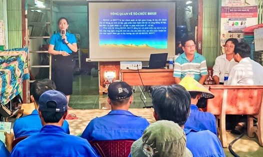 Cán bộ công đoàn thành phố Cà Mau tuyên truyền chính sách pháp luật đến người lao động. Ảnh: Nhật Hồ