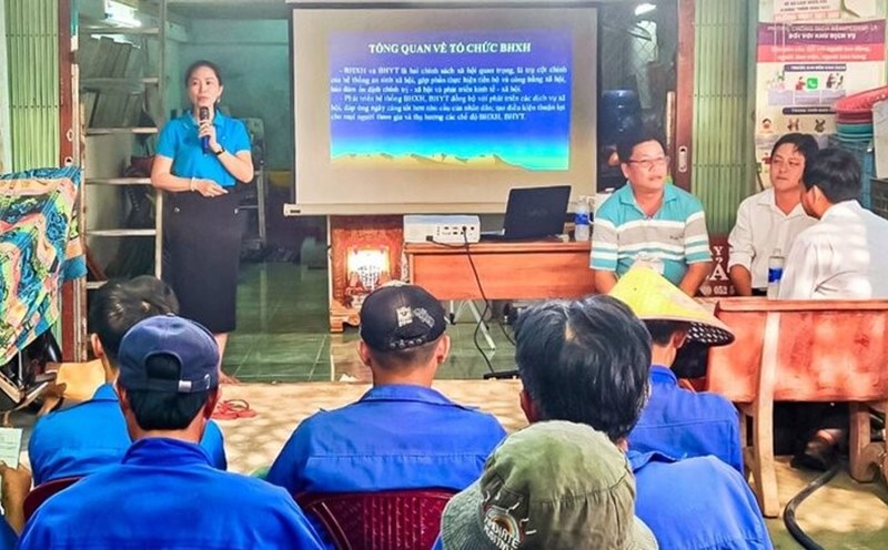 Cán bộ công đoàn thành phố Cà Mau tuyên truyền chính sách pháp luật đến người lao động. Ảnh: Nhật Hồ