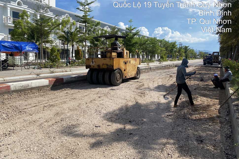 Đơn vị thi công đang tiến hành lắp trạm kiểm tra tự động trên QL19 đoạn qua TP Quy Nhơn. Ảnh: Quang Bát