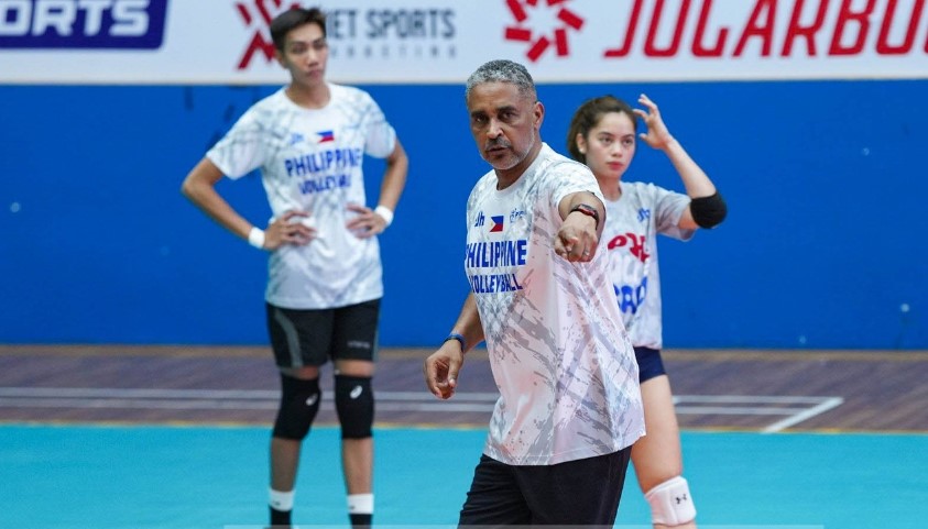 Huấn luyện viên Jorge Edson De Brito của tuyển bóng chuyền nữ Philippines.  Ảnh: VFV