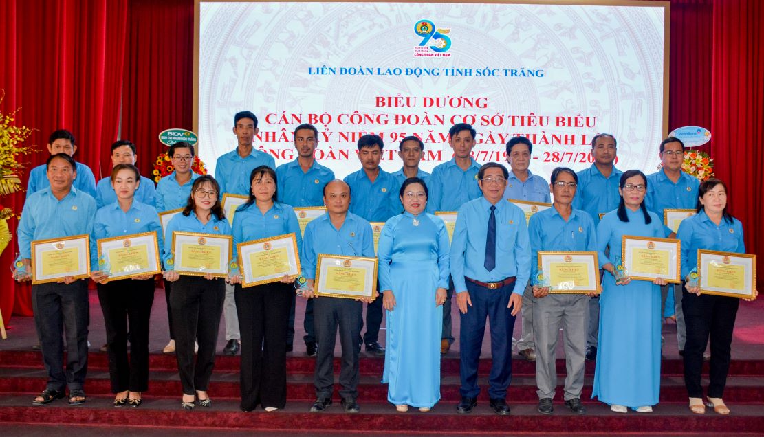 Leaders of the Provincial Party Committee and Confederation of Labor of Soc Trang province awarded certificates of merit to Communist Party officials with outstanding achievements. Photo: Phuong Anh