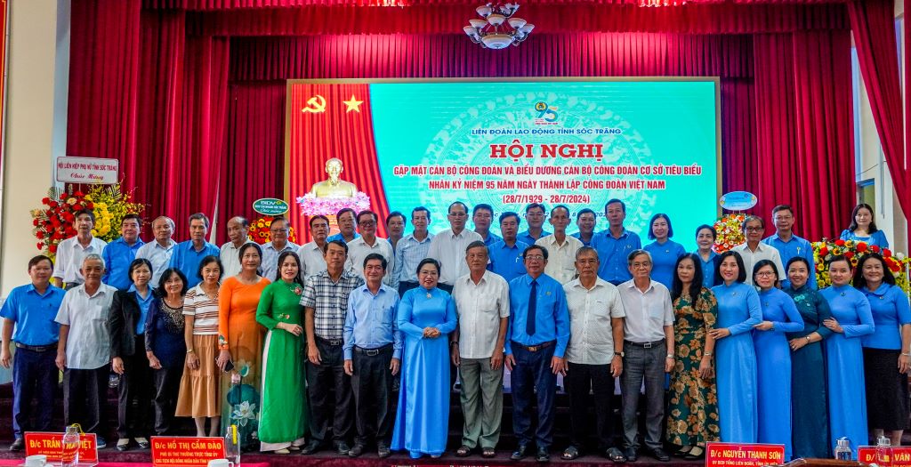 Ban Thường vụ LĐLĐ tỉnh Sóc Trăng họp mặt cán bộ Công đoàn qua các thời kì. Ảnh: Phương Anh