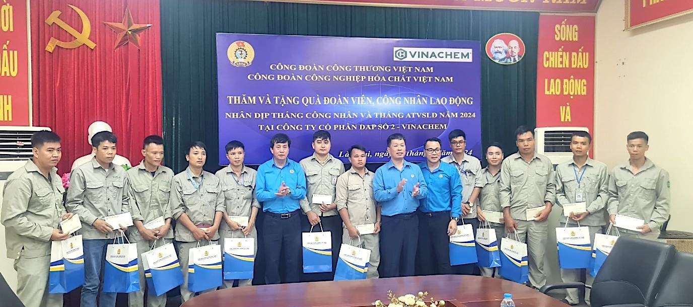 Lãnh đạo Công đoàn Công Thương Việt Nam tặng quà đoàn viên có hoàn cảnh khó khăn. Ảnh: CĐCTVN