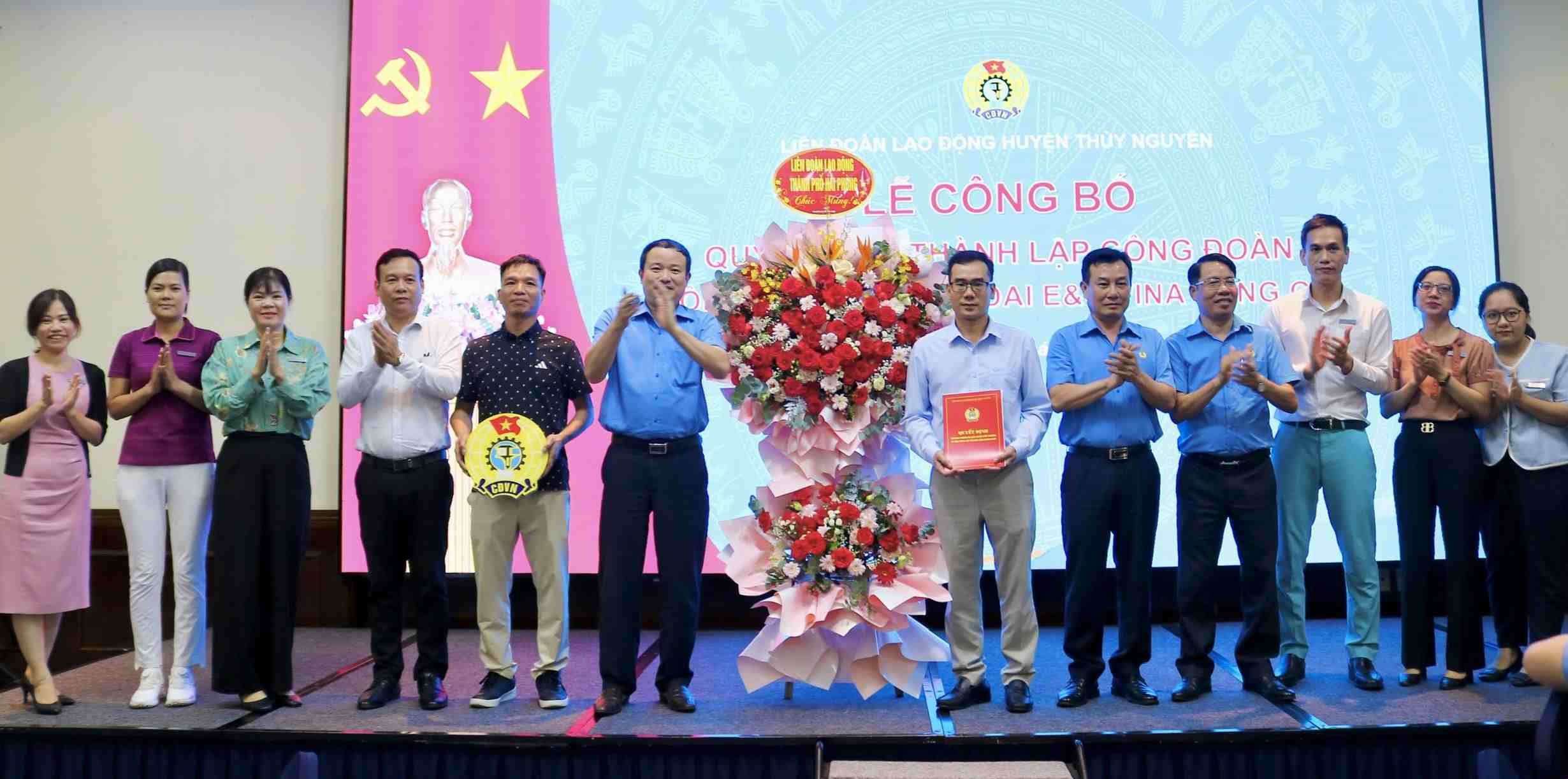 Lãnh đạo LĐLĐ TP.Hải Phòng và LĐLĐ huyện Thủy Nguyên chúc mừng Ban chấp hành công đoàn cơ sở. Ảnh: Phượng Nguyễn