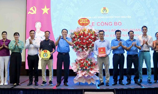 Lãnh đạo LĐLĐ TP.Hải Phòng và LĐLĐ huyện Thủy Nguyên chúc mừng Ban chấp hành công đoàn cơ sở. Ảnh: Phượng Nguyễn