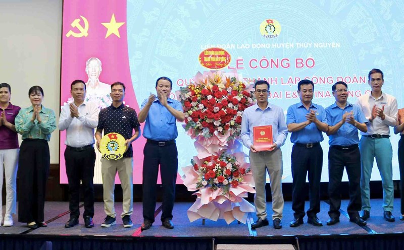 Lãnh đạo LĐLĐ TP.Hải Phòng và LĐLĐ huyện Thủy Nguyên chúc mừng Ban chấp hành công đoàn cơ sở. Ảnh: Phượng Nguyễn