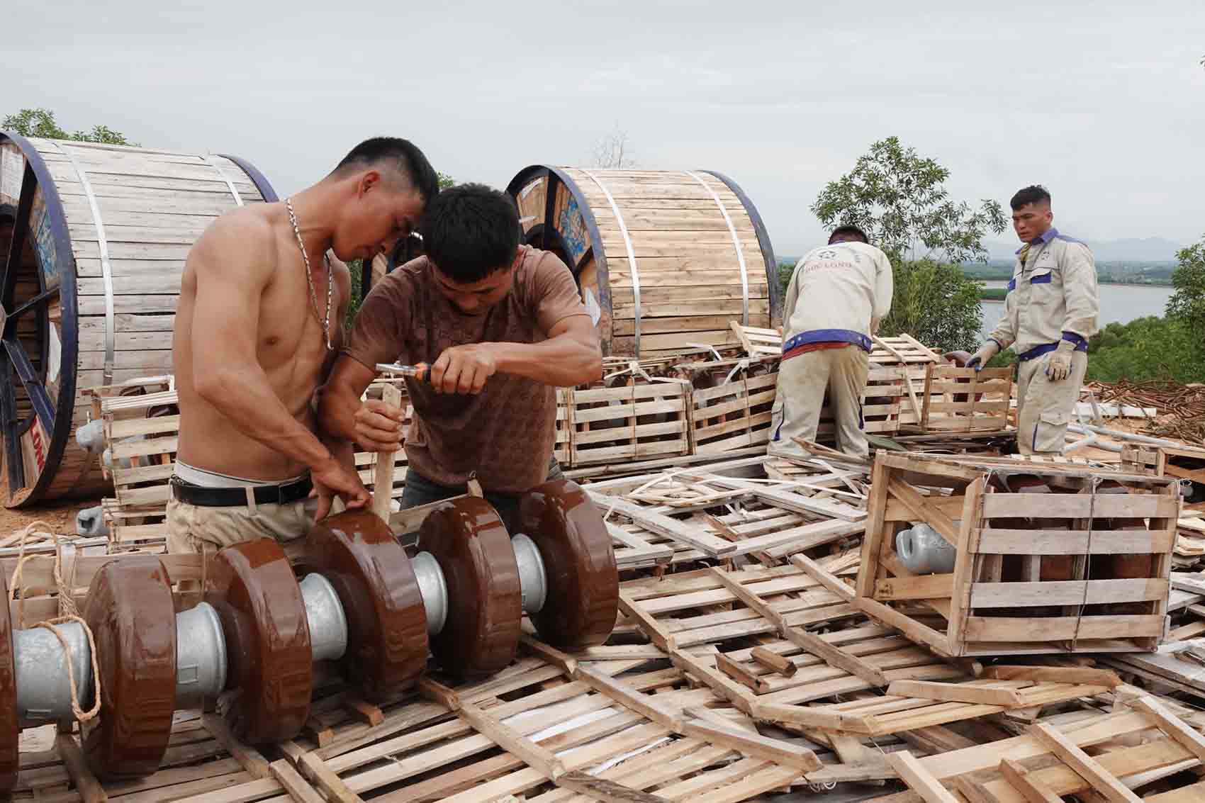 The workers are working hard. Photo: Tran Tuan.