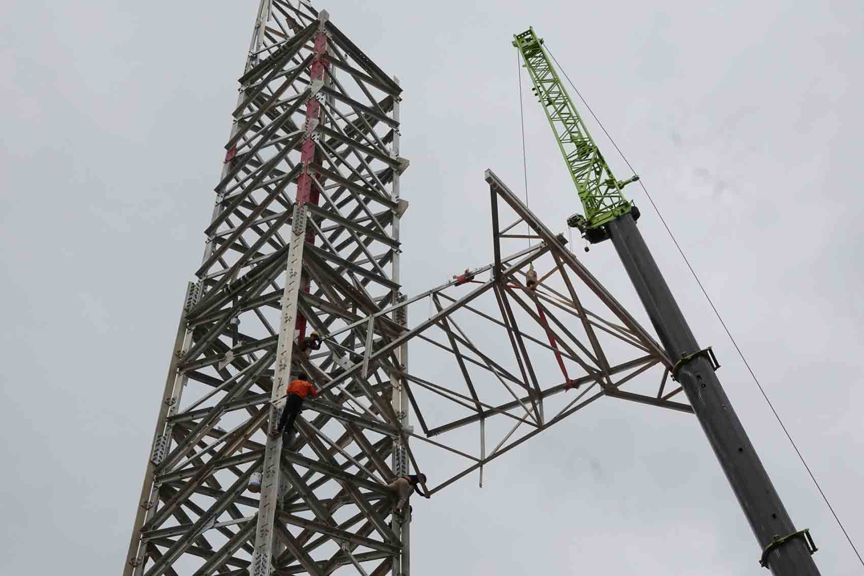 Crane the metal bars up to build the top of the column. Photo: Tran Tuan.