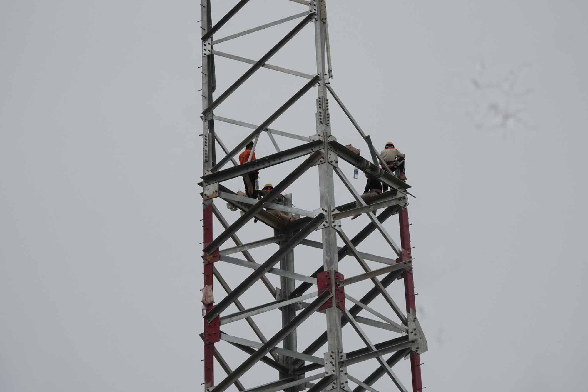 Construction workers on top of the column. Photo: Tran Tuan.