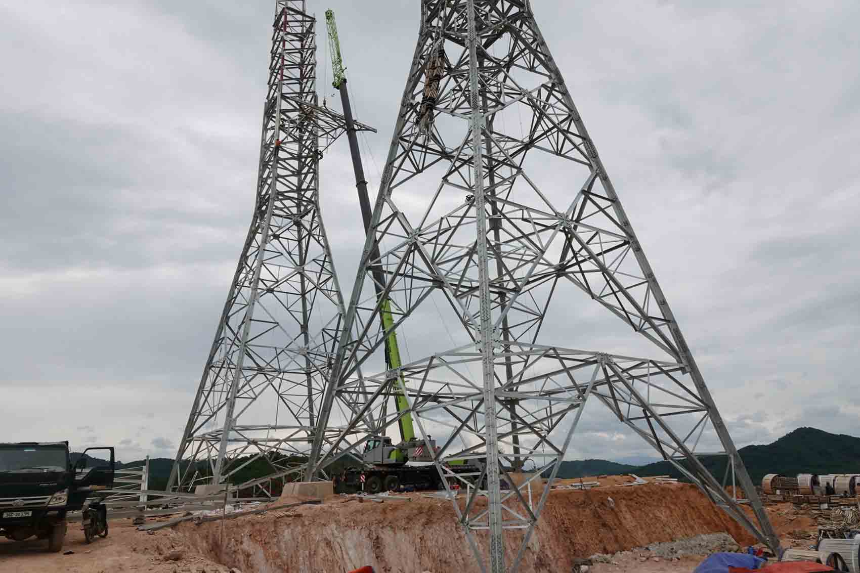 Double column No. 174 is nearing completion of erecting the top of the column to pull the rope. Photo: Tran Tuan.