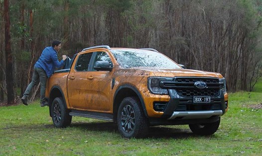 Người dùng có thể di chuyển lên xuống dễ dàng hơn với bậc lên thùng xe của Ford Ranger. Ảnh: Ford