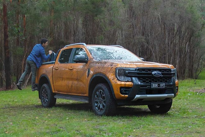 Bí mật đằng sau bậc lên xuống thùng xe của Ford Ranger