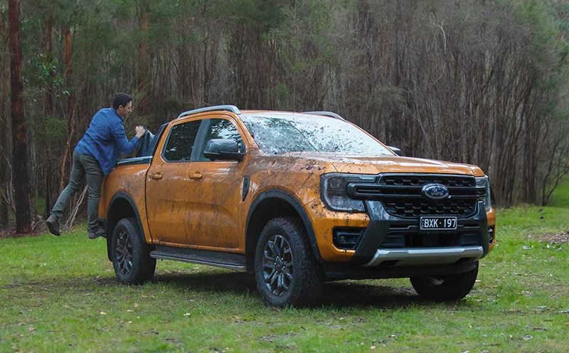 Người dùng có thể di chuyển lên xuống dễ dàng hơn với bậc lên thùng xe của Ford Ranger. Ảnh: Ford