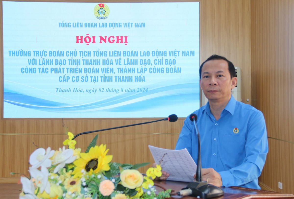 Ông Võ Mạnh Sơn - Ủy viên Đoàn Chủ tịch Tổng LĐLĐ Việt Nam, Chủ tịch LĐLĐ tỉnh Thanh Hóa báo cáo tại hội nghị. Ảnh: X.H