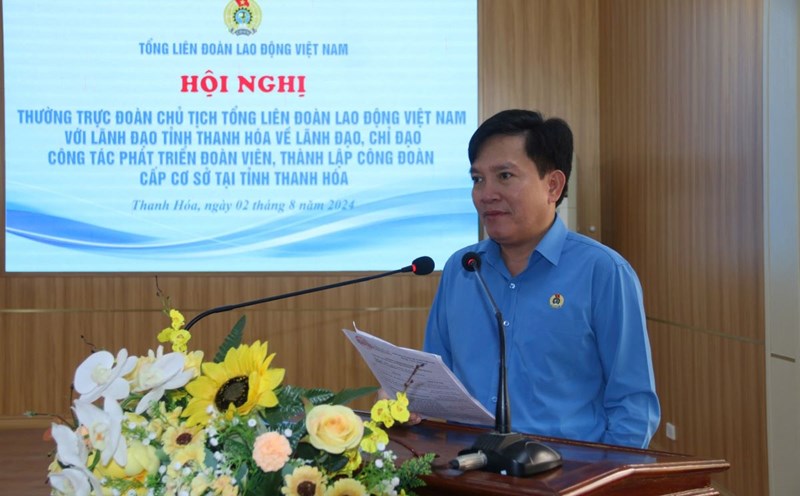 Ông Nguyễn Xuân Hùng - Phó Chủ tịch Tổng LĐLĐ Việt Nam phát biểu chỉ đạo hội nghị. Ảnh: Trần Lâm