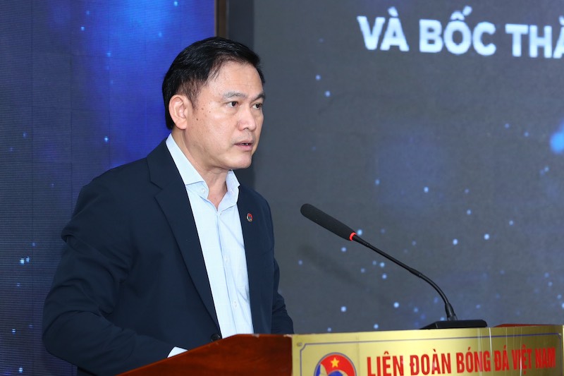 Chủ tịch HĐQT Công ty VPF Trần Anh Tú phát biểu tại V.League 2024. Ảnh: VPF