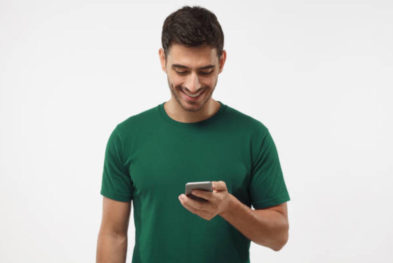 Nam trung niên mặc áo xanh lá cây sẽ tạo một phong cách trẻ trung hơn so với tuổi. Ảnh: Xinhua