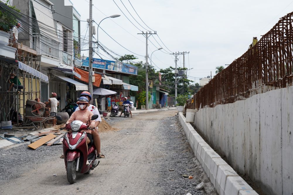  Phần đường dân sinh hai bên đã cơ bản hoàn thành xử lý nền và sàn giảm tải, lắp đặt được 95% cống thoát nước. Đơn vị thi công đang tiếp tục làm móng đường và tường chắn.