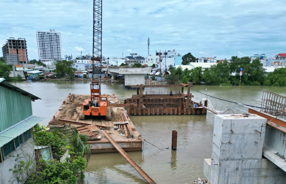 “Từ ngày dỡ cầu cũ, tôi di chuyển tốn thêm 30 phút khi phải đi vòng qua khu vực nút giao hầm chui Nguyễn Văn Linh. Chỉ mong công trình sớm hoàn thiện để người dân đi lại thuận tiện hơn” - anh Lê Huy Vinh (43 tuổi) bày tỏ.