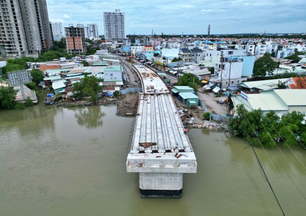  Theo thiết kế, cầu Rạch Đỉa mới dài 318m, rộng 9-10,5m, gồm 9 nhịp. Hai đầu cầu được làm đường dẫn với tổng chiều dài 233m, rộng 14-27m. Tổng mức đầu tư 513 tỉ đồng.