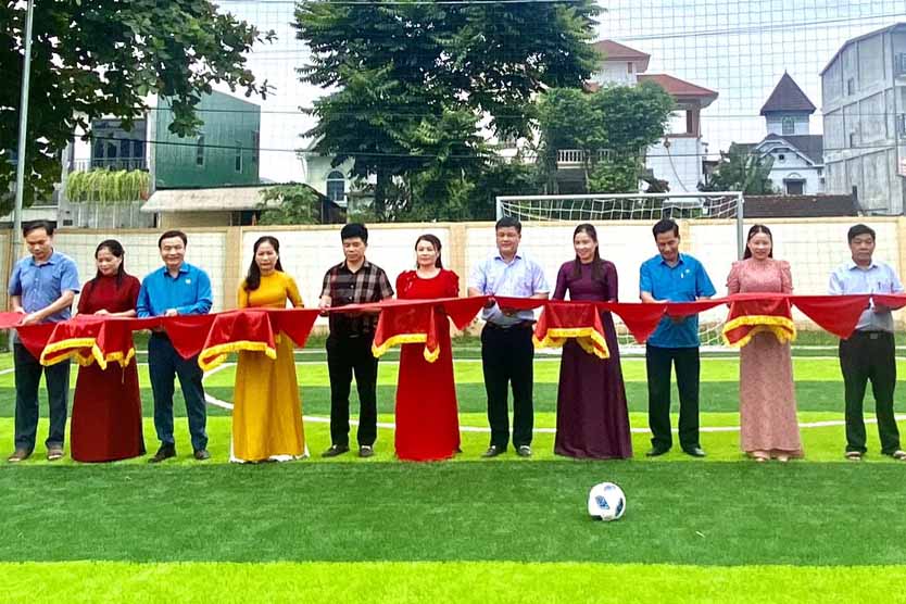 Lễ khánh thành sân bóng cỏ nhân tạo Trường Tiểu học Phú Phong. Ảnh: Hồng Sinh.