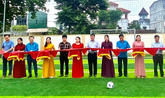 Lễ khánh thành sân bóng cỏ nhân tạo Trường Tiểu học Phú Phong. Ảnh: Hồng Sinh.