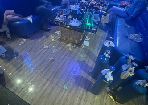 Cơ quan chức năng kiểm tra hoạt động của nhà hàng có hơn 120 tiếp viên. Ảnh: Công an 