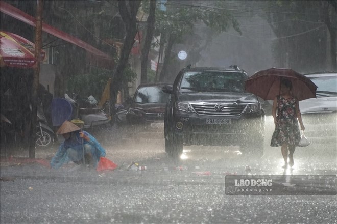 Thunderstorms continue in many areas. Photo: To The