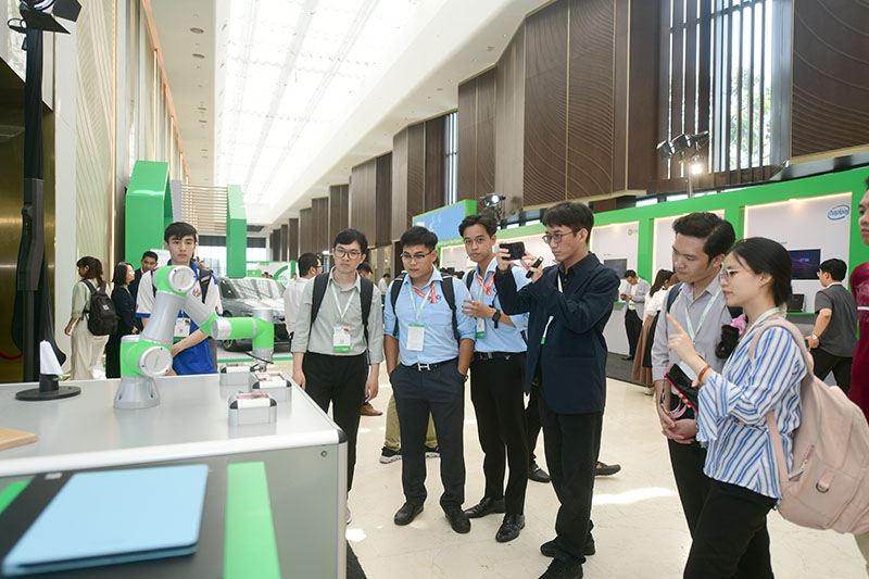 Khách tham quan gian hàng của Schneider Electric tại Hội nghị Đổi mới Sáng tạo năm 2024. Ảnh: DN cung cấp