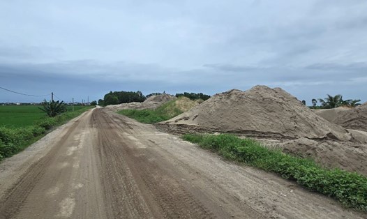 Bãi tập kết cát cao như núi, vượt mặt đê Hữu Hóa địa phận xã Thụy Việt (huyện Thái Thụy, tỉnh Thái Bình). Ảnh: Trung Du