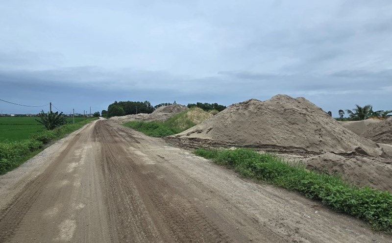 Bãi tập kết cát cao như núi, vượt mặt đê Hữu Hóa địa phận xã Thụy Việt (huyện Thái Thụy, tỉnh Thái Bình). Ảnh: Trung Du