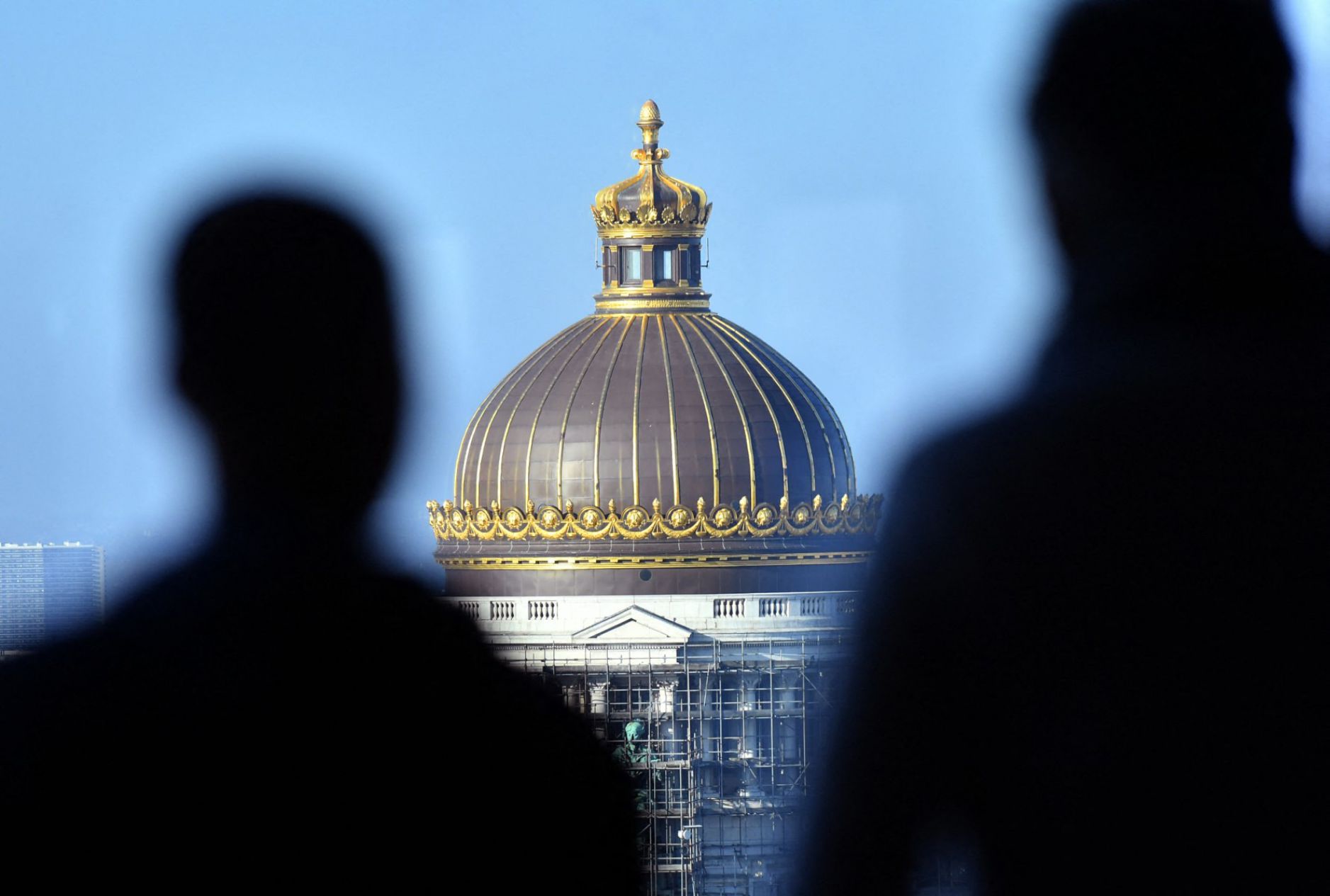 Giàn giáo vây quanh mái vòm của Palace of Justice ở Brussels, Bỉ. Ảnh: AFP