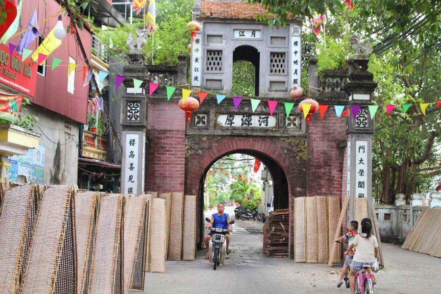 Đi đò qua sông về chơi làng cổ lâu đời ở Bắc Giang