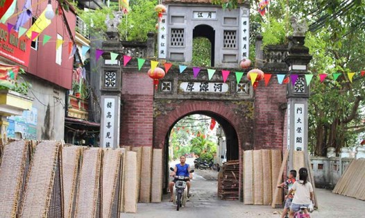 Cổng làng Thổ Hà phơi nắng, mưa qua bao năm tháng. Ảnh: Thạch Lựu