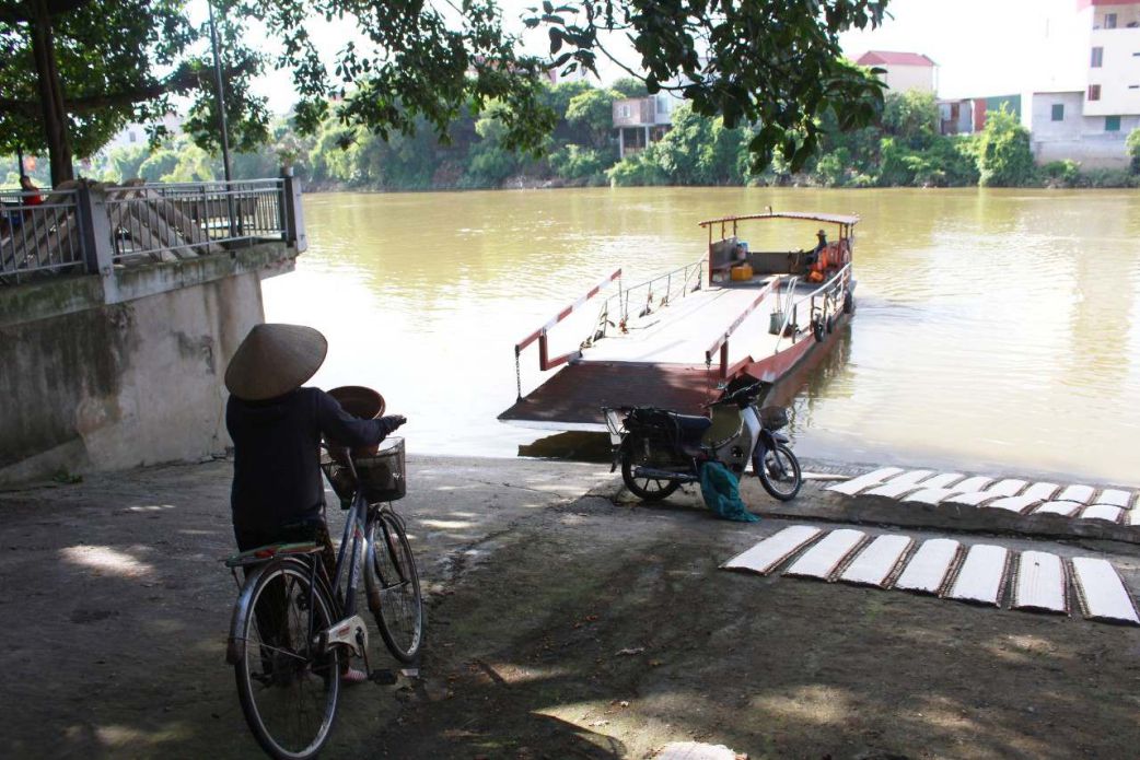 Bordering the river on three sides, Tho Ha is like an "oasis" with charming river scenery. Photo: Thach Luu