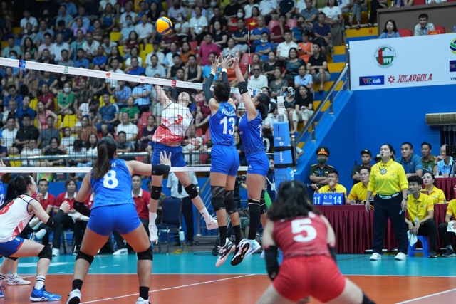 The Vietnamese women's volleyball team encountered difficulties in set 1.