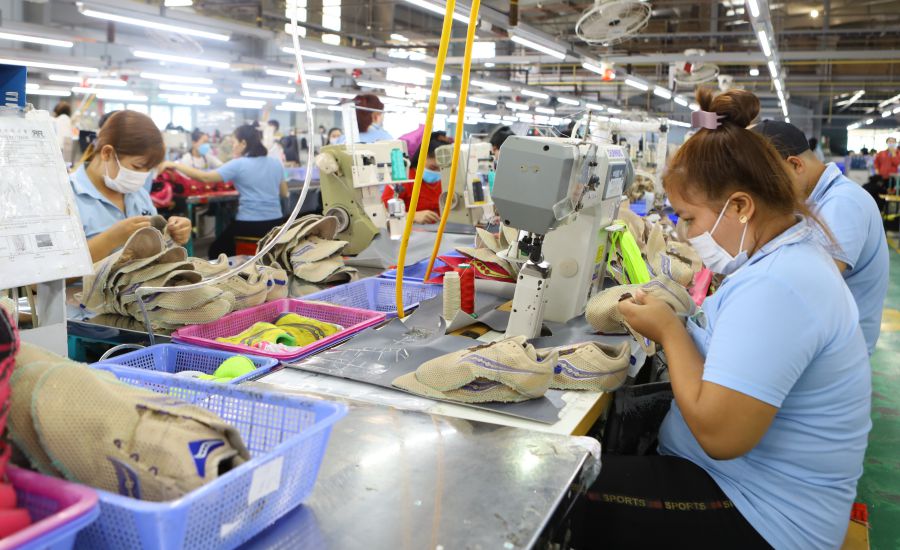 Sản xuất giày dép là ngành chủ lực, thu hút đơn hàng tại các doanh nghiệp trong Khu công nghiệp ở Bình Thuận. 
Ảnh: Duy Tuấn