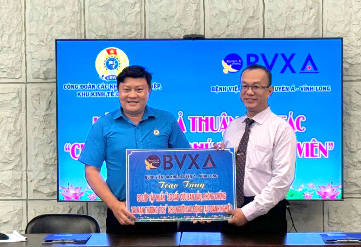 Representative of Xuyen A General Hospital - Vinh Long presented a sign supporting 50 training classes "Initial first aid, injury prevention". Photo: Thanh Nhan