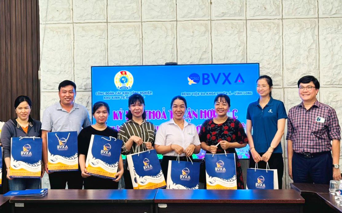 Giving gifts from sponsors to representatives of the Communist Party of Vietnam participating in the implementation of the Plan to organize a "Group wedding" for union members in difficult circumstances. Photo: Thanh Nhan