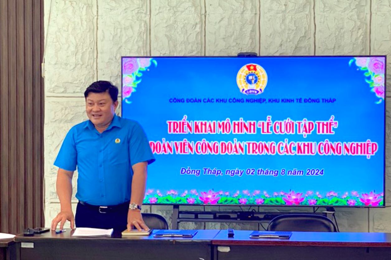 Chairman of the Trade Union of Industrial Parks and Dong Thap Economic Zone Nguyen Thanh Nhan implemented the plan to organize a collective wedding ceremony for trade union members in difficult circumstances. Photo: Thanh Nhan